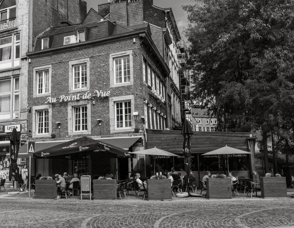 La façade et la terrasse de la brasserie