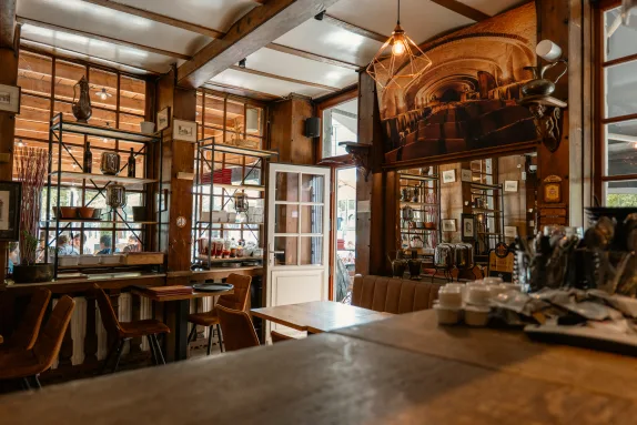 Grande tablée en salle